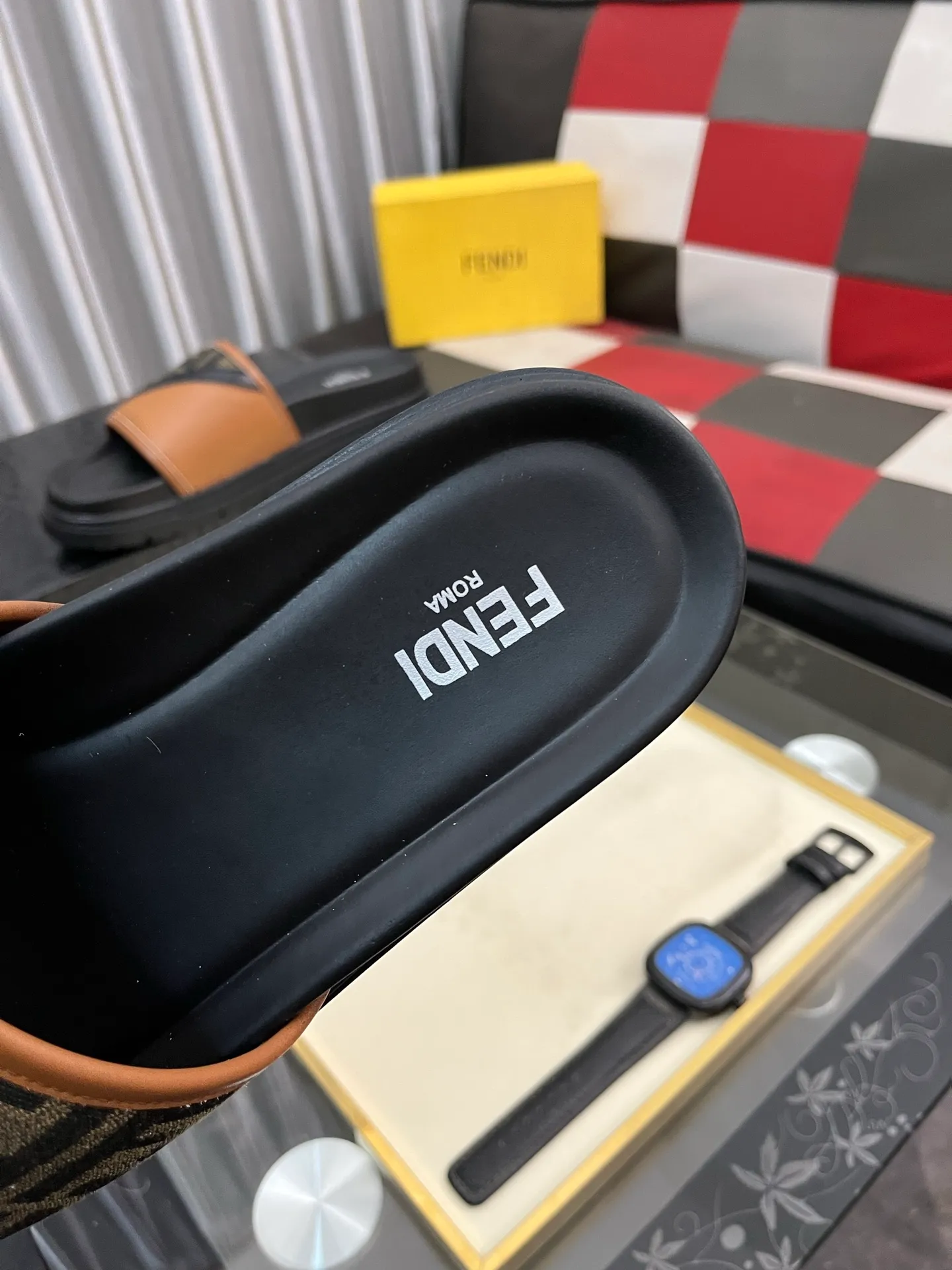 Men's men's shoes💰320⌚️⌚️FENDI Fendi slippers and sandals are shipped💄How can this summer be without the blessing of little monsters💄Original imported special hardware decorative pattern➕Original private model outsole! Details determine success or failure, good quality is not afraid of magnifying details! It feels super comfortable on your feet! This summer you need a pair of trendy, cool and comfortable sandals👣 Standard size: 38-443️⃣Colors available